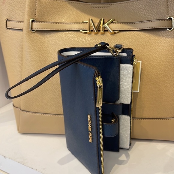 MICHAEL KORS LARGE DOUBLE ZIP WRISTLET WALLET PHONE CASE 
Navy 
NWT - Picture 5 of 16